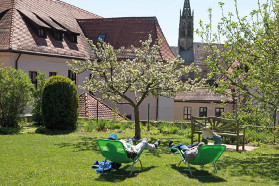 KursteilnehmerInnen im Meditationsgarten